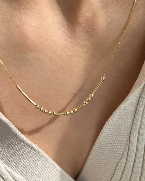 Morsekodshalsband i guld, buret runt halsen